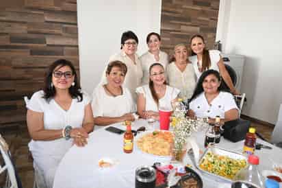 Las asistentes disfrutaron de su agradable compañía.