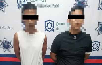 Policía Municipal detiene a dos hombres en posesión de réplica de arma en el Centro de Torreón