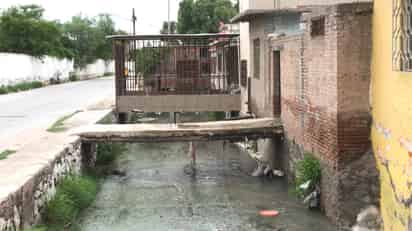 Planean derribar puentes y cocheras que obstruyen paso del agua en colonias del poniente