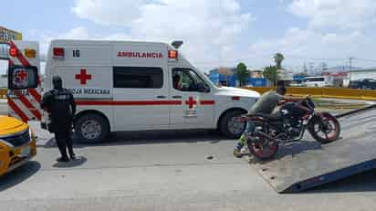 Detienen a taxista tras presuntamente atropellar a dos adolescentes en aparente altercado vial