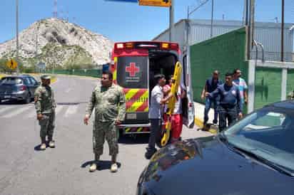 Motociclista termina con ambos brazos fracturados tras chocar con taxi que le cortó la circulación