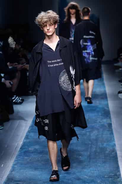 Un modelo presenta una creación de la colección masculina Primavera/Verano 2026 del diseñador japonés Yohji Yamamoto.