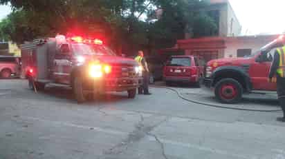 Bomberos rescatan a inquilino y controlan incendio en vivienda de Torreón