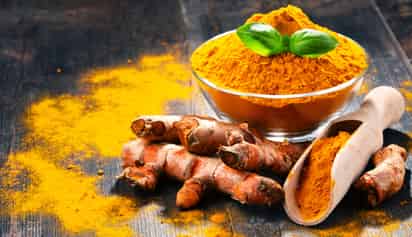 Cúrcuma, la especia dorada con propiedades antiinflamatorias y antioxidantes, que se disfruta en la cocina y se estudia por sus posibles beneficios para la salud.