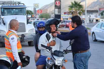 Entregan cascos certificados a motociclistas capacitados en el programa Conduce Seguro