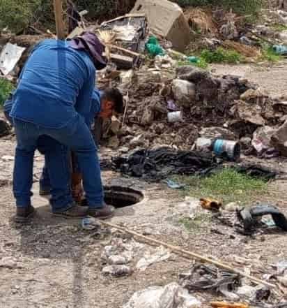 Trabajadores han encontrado bolsas negras grandes completas de basura. (EL SIGLO DE TORREÓN)