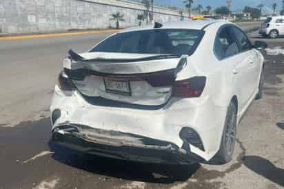 Choque por alcance entre camión de carga y vehículo compacto en Gómez Palacio deja daños materiales