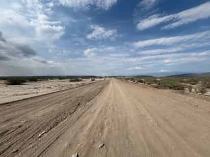Mejoran caminos en comunidades alejadas de Parras