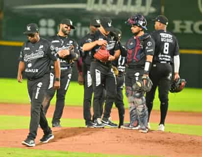 En su debut como mánager de los Algodoneros, el dominicano José Offerman (izq) vivió una aciaga noche con sus relevistas.