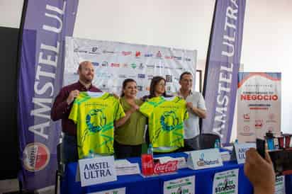 Fue presentada la playera conmemorativa que recibirá cada corredor en
su kit para esta competencia del próximo 10 de agosto. (Especial)