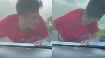 Joven colgando de carro en Veracruz.