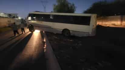 Camión de personal se sale del camino en Gómez Palacio
