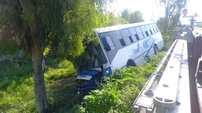 Conductor de camión de personal sufre accidente en la carretera Torreón - San Pedro
