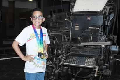 Niño lagunero gana plata en concurso de matemáticas en Singapur; ahora irá a China