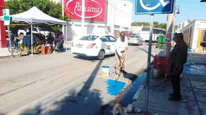 Rehabilitan señalética vial y rampas del centro de Lerdo