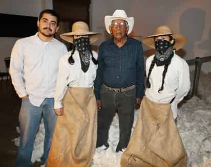 Artistas. Integrantes de Soloponto y el cardenchero don Guadalupe Salazar, antes de la función.