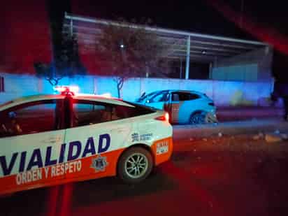 Accidente en la madrugada deja daños materiales en el Periférico Raúl López Sánchez de Torreón