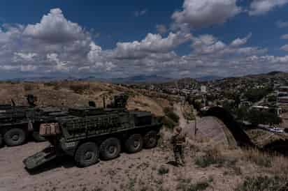 Detienen a hombre escalando el muro entre EUA y México