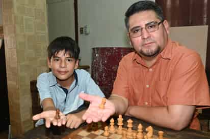 Jugadores. Padre e hijo compartirán su pasión por el ajedrez en este curso dirigido a niños y jóvenes.