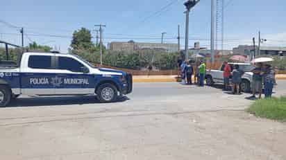 Vecinos de Nueva Aurora bloquean bulevar Revolución por cortes de luz
