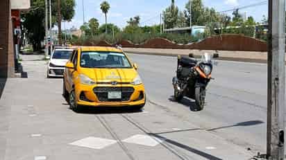 Motociclista resulta lesionado tras ser derribado por taxi en Torreón Jardín