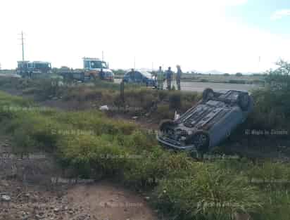 Joven de 20 años vuelca su vehículo frente al ejido Estación Viñedo de Gómez Palacio