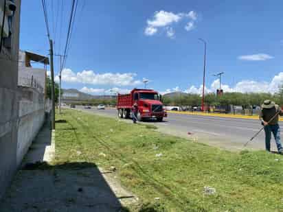 Realizan trabajos de deshierbe en el periférico de Lerdo