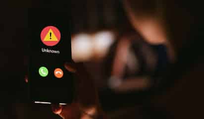 ¿Cómo prevenir las extorsiones por llamadas cruzadas, una modalidad que afecta a los niños?
