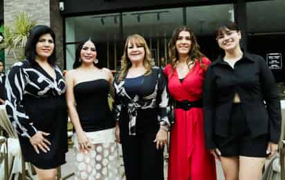 Julieta en compañía de algunas de sus amistades cercanas.