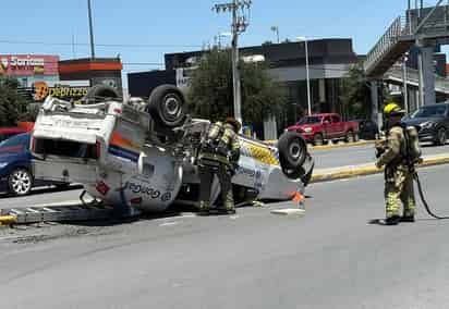 Vuelca pipa tras el impacto de una camioneta