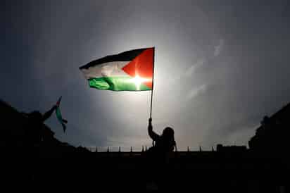 Personas participan durante una manifestación por Palestina, exigiendo al gobierno chileno cortar las relaciones con Israel y el fin del genocidio en Gaza, el pasado 14 de junio frente al palacio de La Moneda, en Santiago. EFE