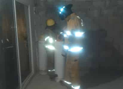 Bomberos controlan fuga de gas por cilindro en mal estado en Lerdo