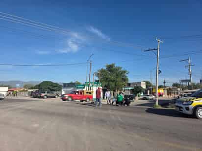 Camioneta arrolla a una joven en motocicleta en Lerdo, fue hospitalizada