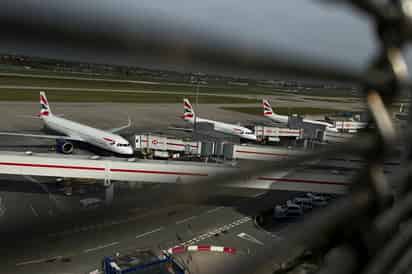 Autoridades del Reino Unido y aerolíneas exigen respuestas tras falla en control de tráfico aéreo