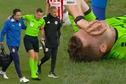 Árbitro de Chivas vs New York RB se lesiona y causa momentánea suspensión