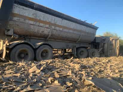 Vuelca tráiler por posible falla en los frenos en carretera Monterrey – Saltillo