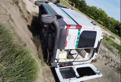 Volcadura de ambulancia de Laguna del Rey del IMSS deja cuatro lesionados