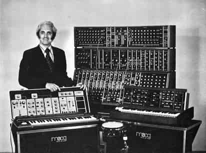 Robert Moog inventó el primer sintetizador comercial. Imagen Wikimedia.