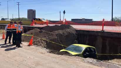 Auto cae a zanja de construcción en la colonia Villa Florida de Torreón