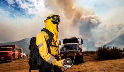 Incendio en el centro de California deja 3 heridos y amenaza viviendas