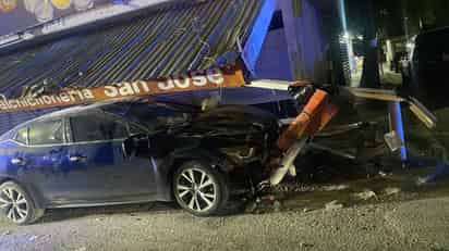 Joven y ebrio conductor choca contra puesto de hamburguesas y un tejabán, fue detenido