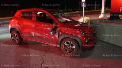 Hallan vehículo volcado y abandonado en la carretera Torreón-San Pedro