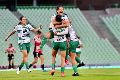 Guerreras rompen invicto de las Chivas en el Corona