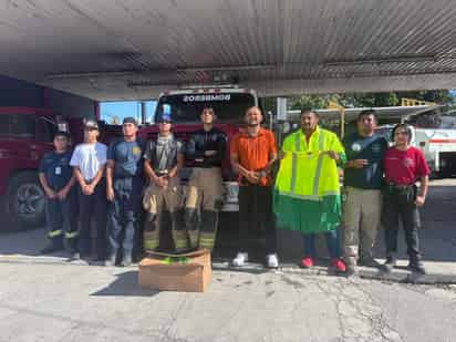 Bomberos de San Pedro donan uniformes reflejantes a sus compañeros de Allende