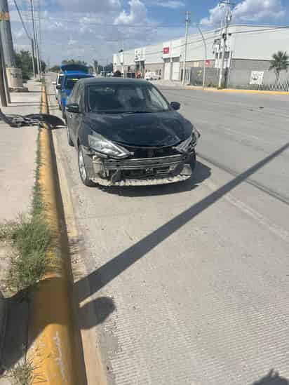 Chocan camioneta y sedán frente a la colonia Veredas de Santa Rita
