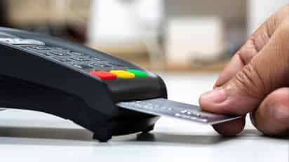 Prestar tu tarjeta de crédito puede traerte problemas con el SAT/ Especial