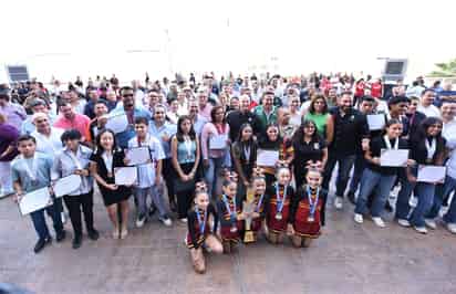 Atletas de diversas edades y disciplinas, fueron reconocidos en la explanada de la Presidencia Municipal de esta ciudad, como homenaje a la disciplina, esfuerzo y talento que les ha llevado a destacar.