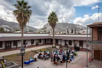 Un arte milenario al alcance de las manos: Peñoles ofrecerá taller gratuito de encuadernación