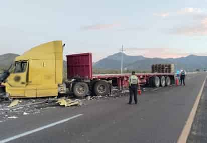Chocan tráileres cerca de la caseta de León Guzmán en Lerdo
