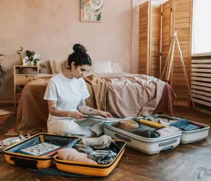 Prepara tu equipaje de mano de manera inteligente, con pocas prendas y sin cargar de más. [Pexels]